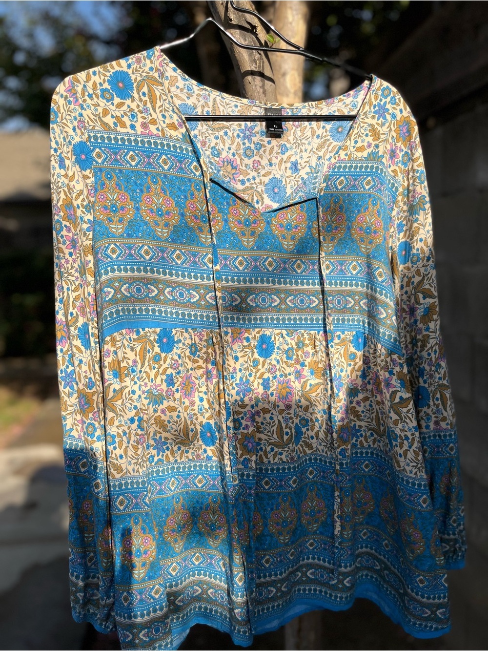 Boho Floral V-Neck beautiful Blouse in Blue, olive brown and beige!
